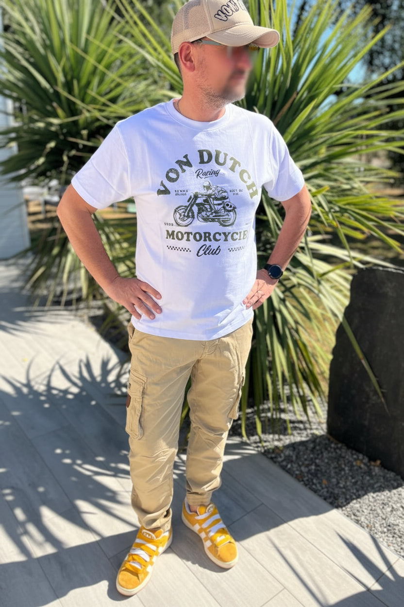  T-shirt blanc Von Dutch homme porté avec pantalon cargo kaki et casquette – look casual urbain, print Motorcycle Club Racing boutique homme guérande la baule st lyphard