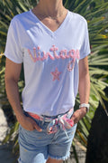 T-shirt blanc col V broderie vintage rose porté avec un short en jean - Le Style by Laëti la baiule pornichet le pouliguen