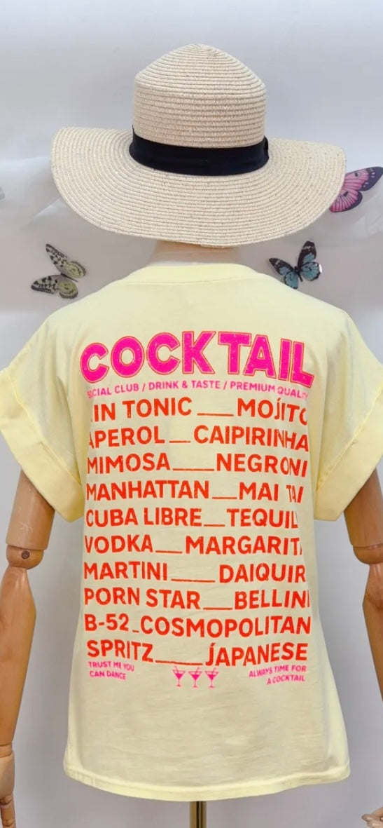  T-shirt jaune femme porté avec short blanc – inscription COCKTAIL rose sur la poitrine, coupe unique 36-42, style estival casual chic