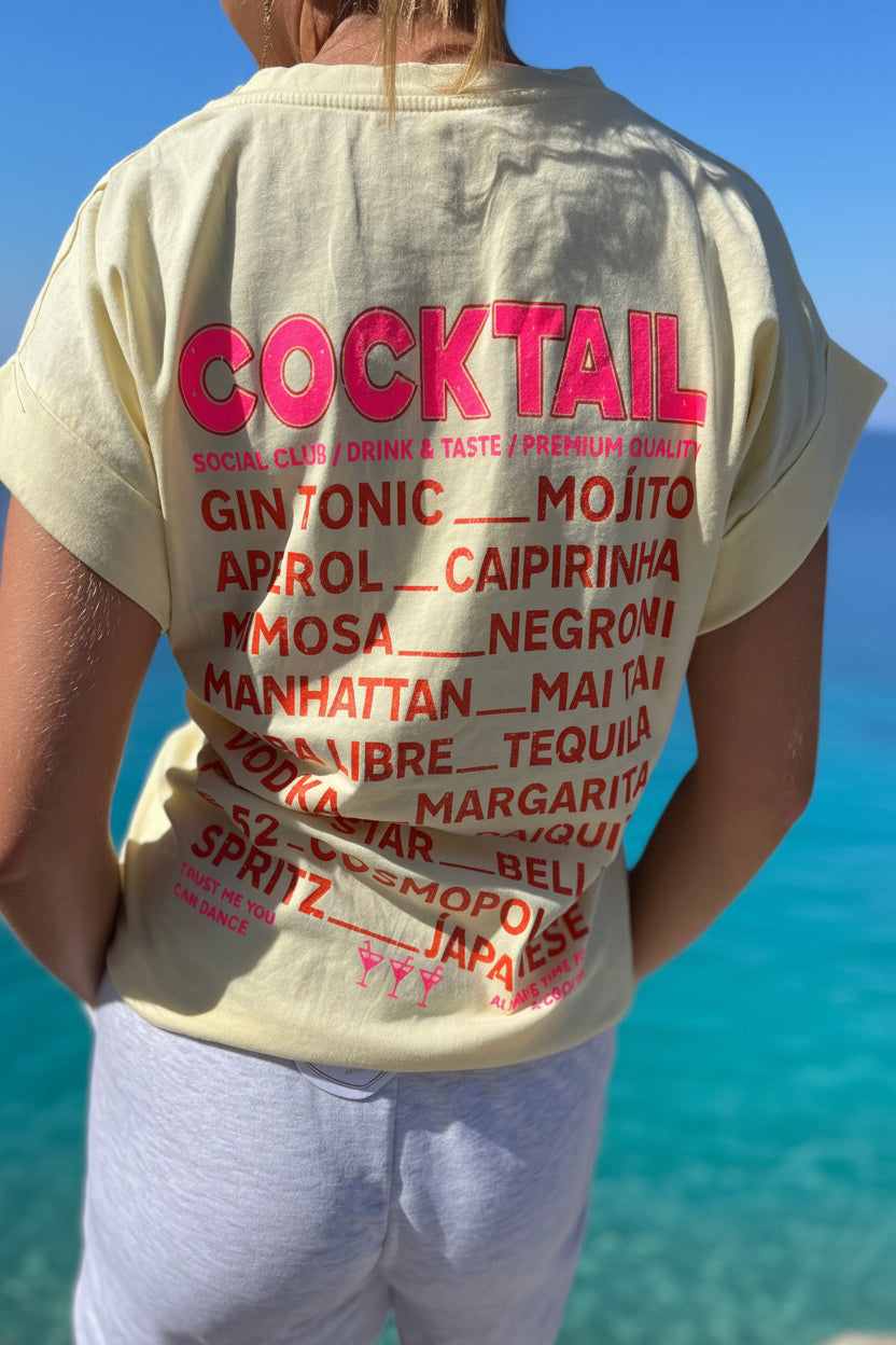 T-shirt jaune femme – vue dos avec imprimé COCKTAIL rose fluo, liste de cocktails Gin Tonic, Mojito, Aperol, Spritz, fabrication italienne