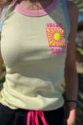 : Débardeur Ibiza Soleil jaune pastel – gros plan patch soleil rose fluo et vert anis, col rond rose, maille côtelée, fabrication italienne boutique femme guérande la baule st lyphard-le style by laëti