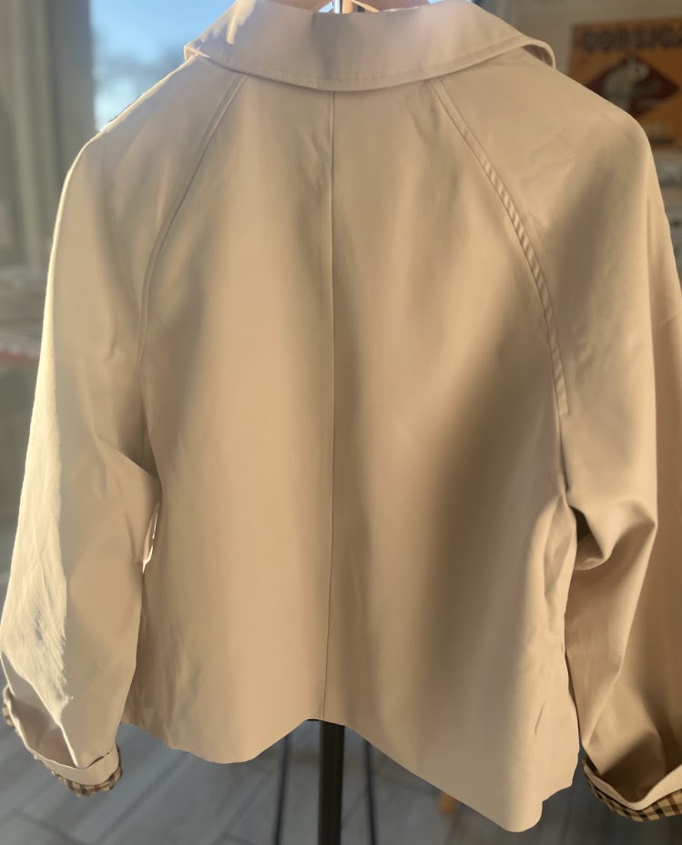 Détail doublure vichy motif revers manches trench court beige KELIE femme