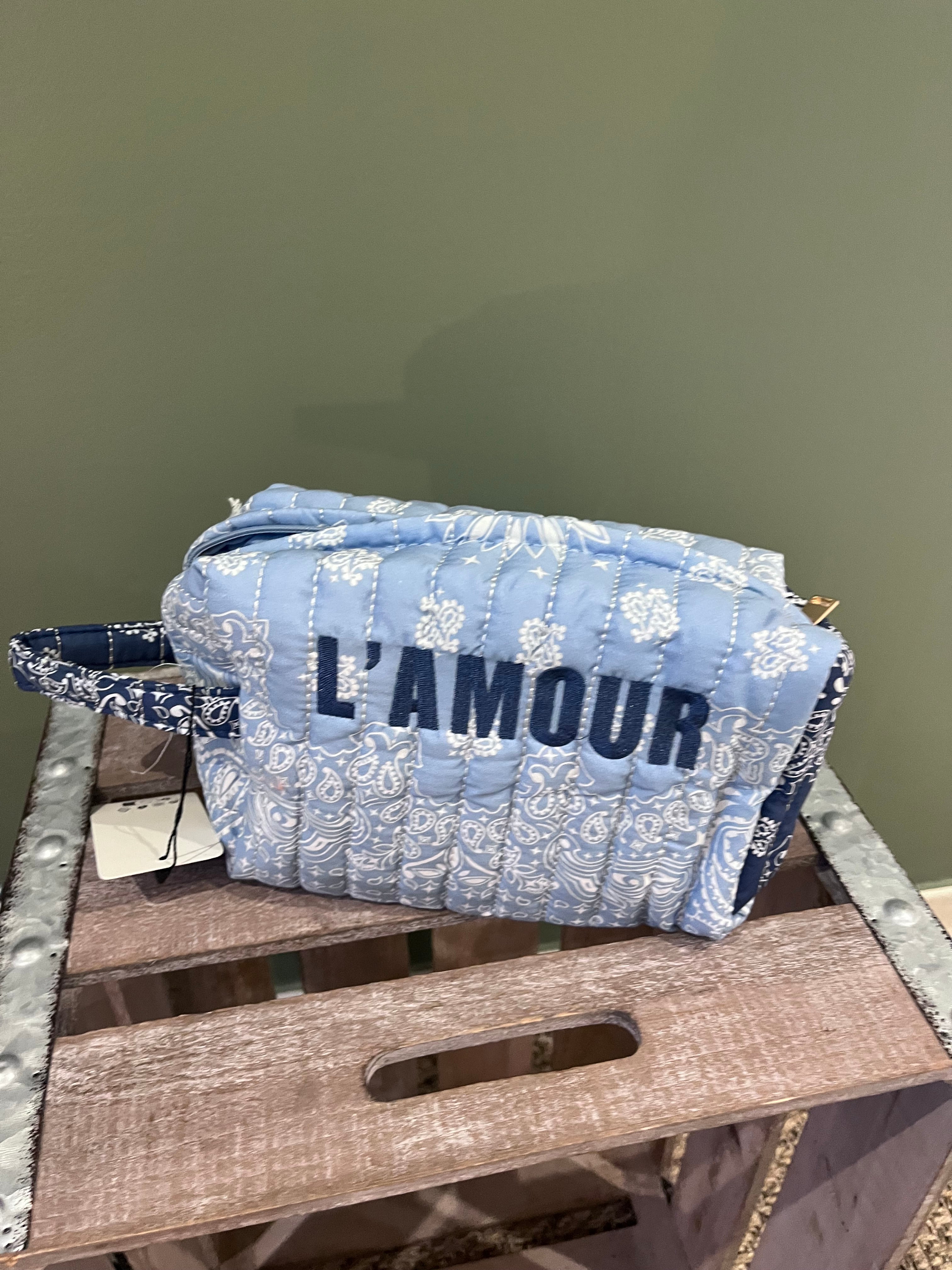 Trousse de Toilette Matelassée Rose - Détail Motif L'amour